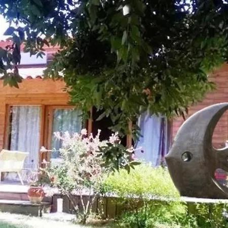 D'hotes Neptune Wood Bed & Breakfast