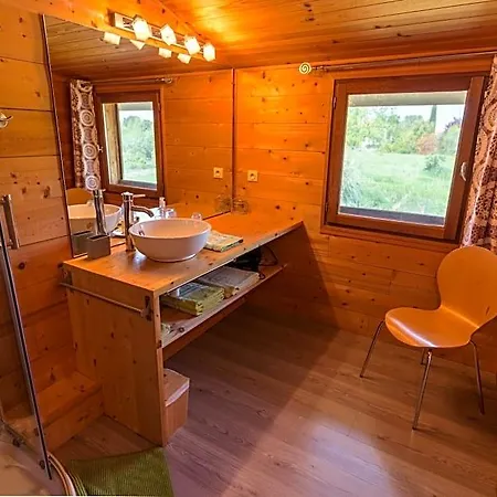 D'hotes Neptune Wood Bed & Breakfast