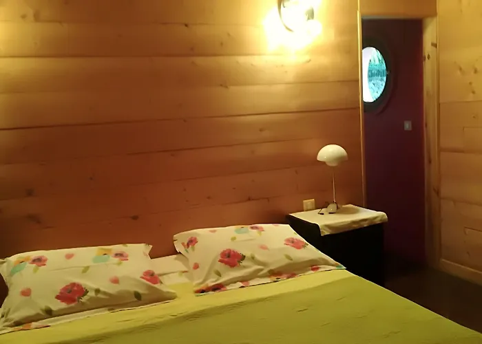 D'hotes Neptune Wood Bed & Breakfast